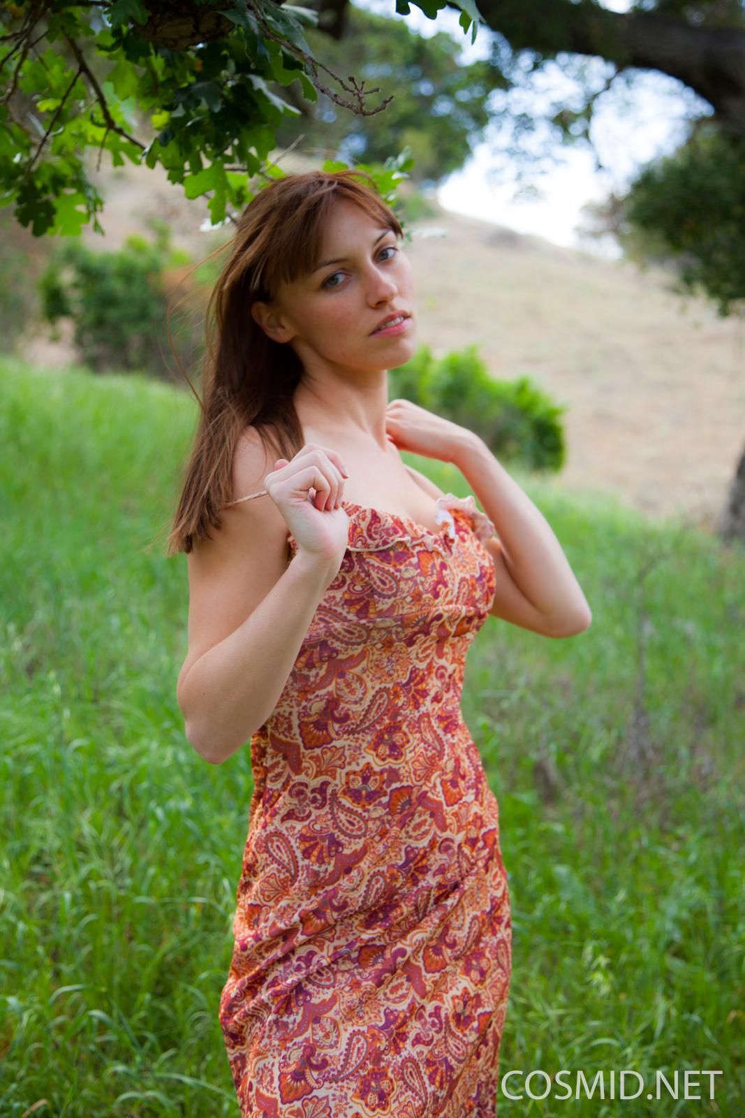 Redhead Schönheit Jessica Streifen nackt auf dem Feld
 #55425234