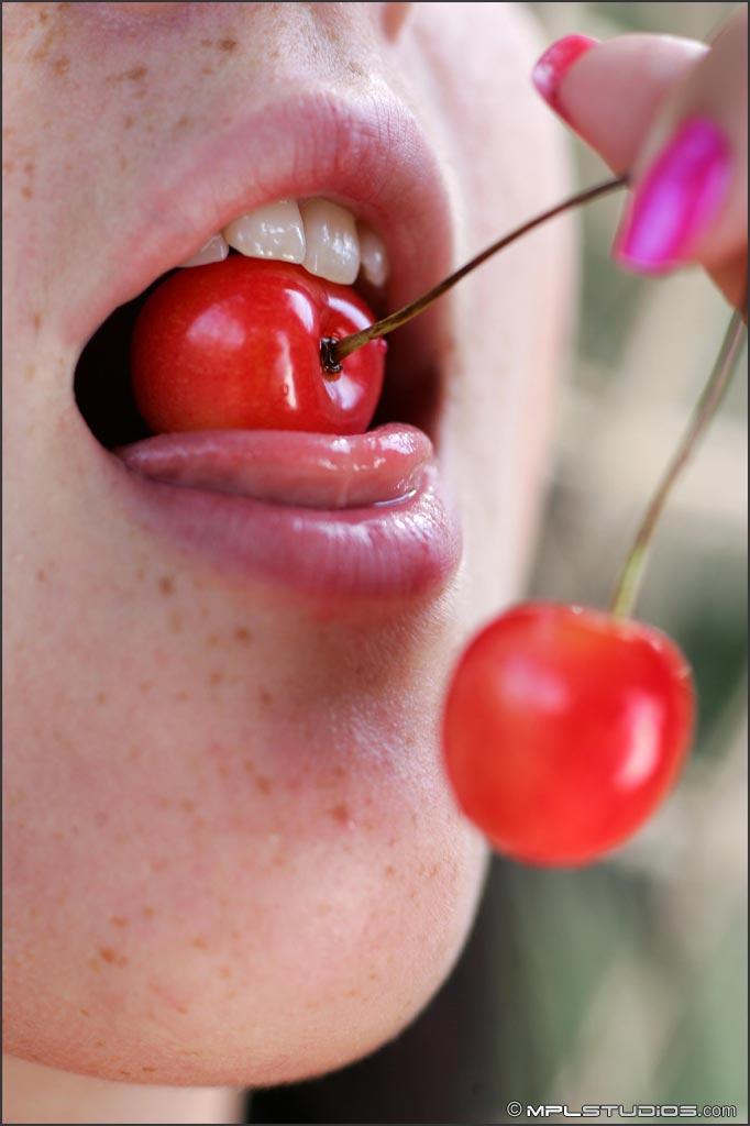 Mpl studios präsentiert lucie in "wild cherry"
 #59111595
