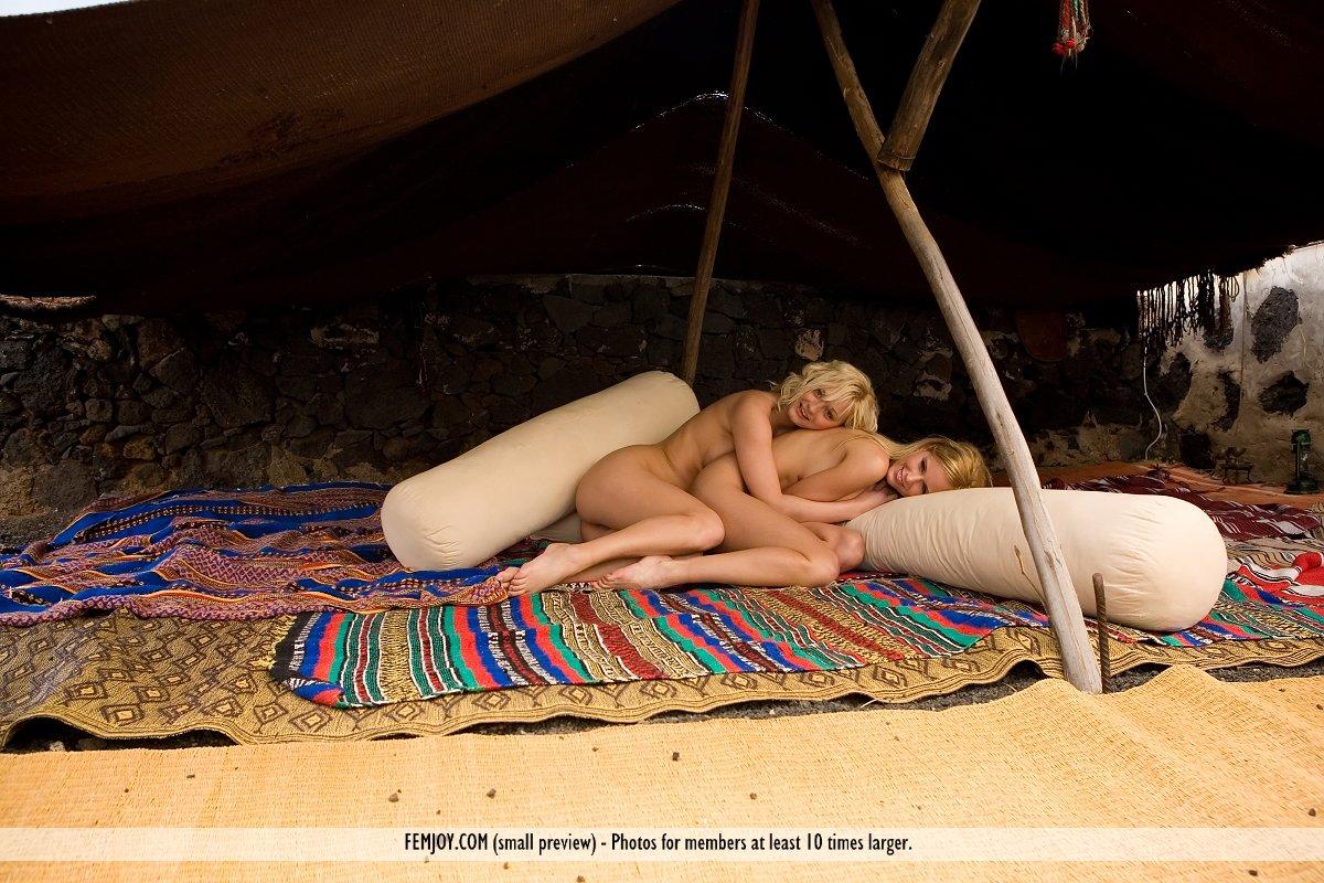 Immagini di due giovani bionde calde nude insieme
 #55125279