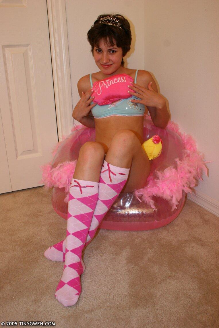 Fotos de teen cutie tiny gwen stripping to her socks
 #60103209