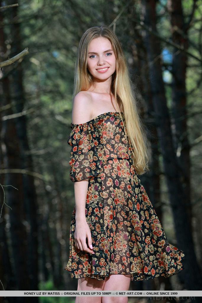 Blondes Babe Honey Liz lädt Sie auf ein romantisches Picknick in "Lestema" ein
 #60608342