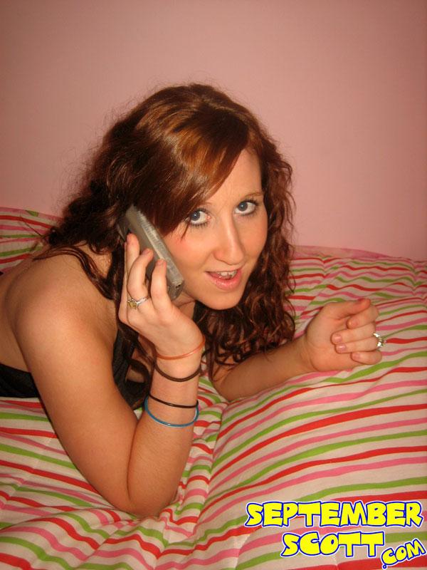 Bilder von september scott beim Telefonsex in ihrem Schlafzimmer
 #59949119
