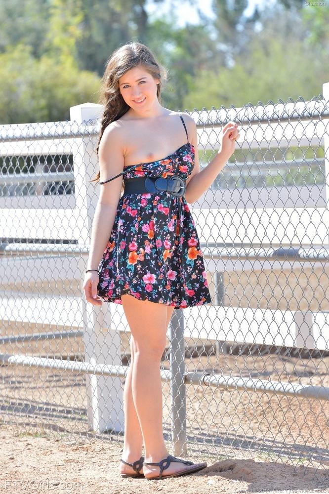 La jolie jeune Shannon soulève sa robe d'été pour se masturber en public.
 #59959659