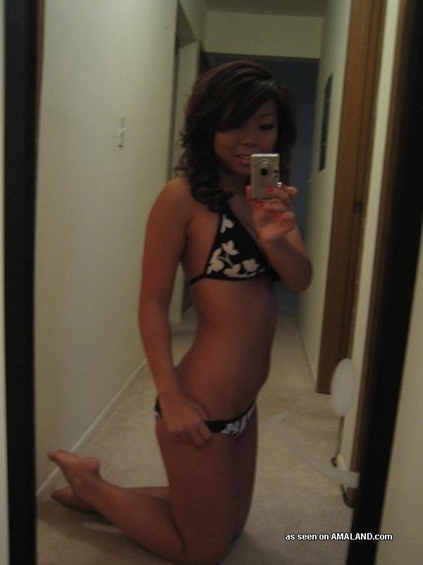 Petite amie tatouée non dénudée se masturbant par webcam à la maison
 #60659470