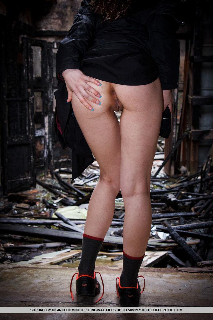 Erotikmodel Sophia I strippt in einem schäbigen, verlassenen Gebäude
 #61974751