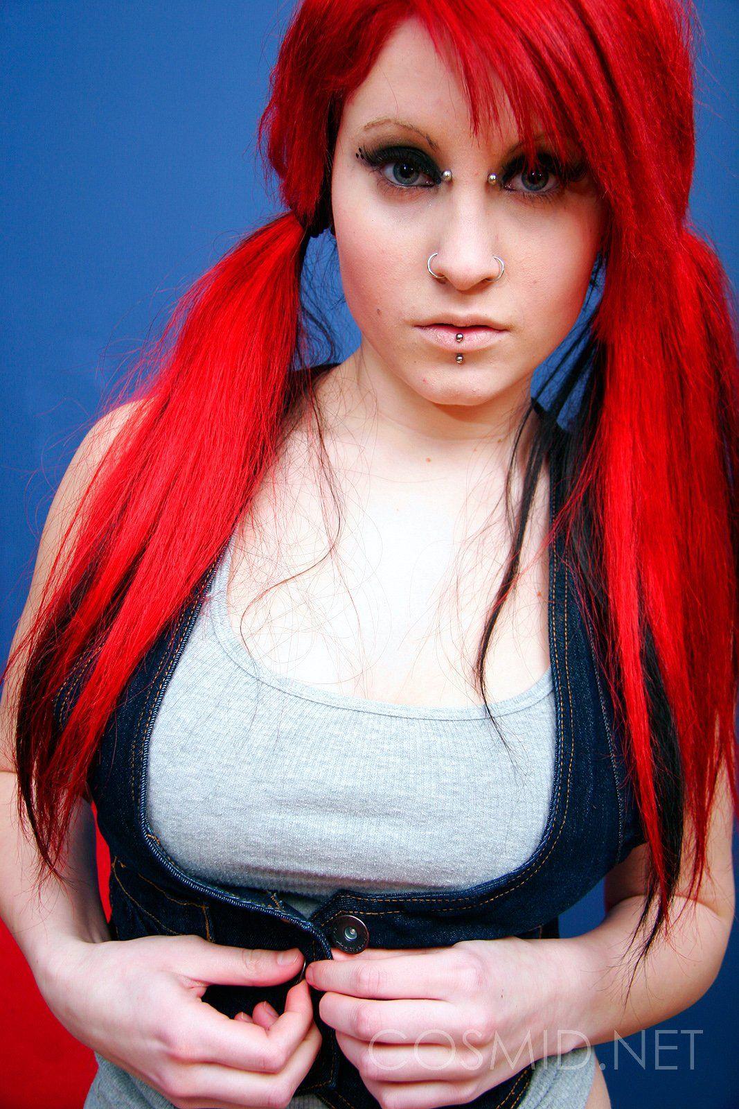 彼女の大きなおっぱいを示す赤毛の美しさの写真
 #61957128