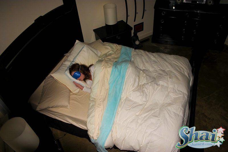 Bilder von Teenie-Babe Shai West, die ihre Muschi im Bett fingert
 #59956950