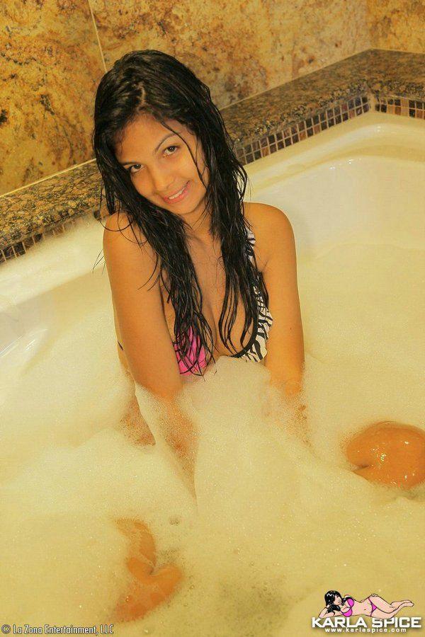 Photos de Karla Spice en train de faire la coquine dans la baignoire
 #58029620