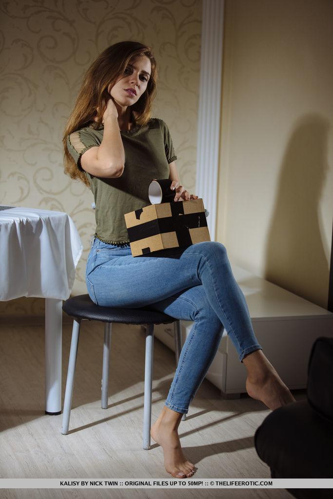 Hot teen kalisy gibt Ihnen ihre nackten Körper in "Geschenk verpackt"
 #60854845