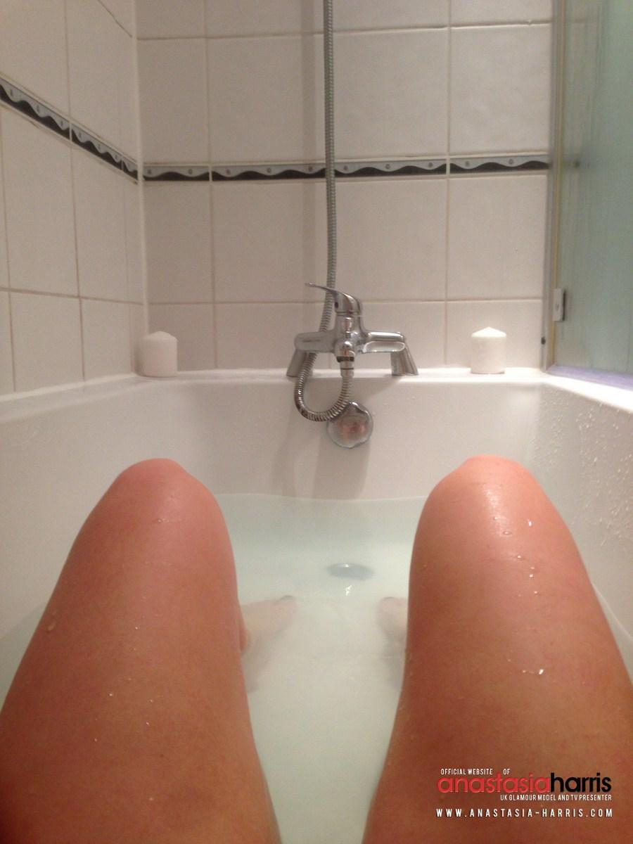 アナスタシア・ハリス、自宅の石鹸風呂で裸になる
 #53126077
