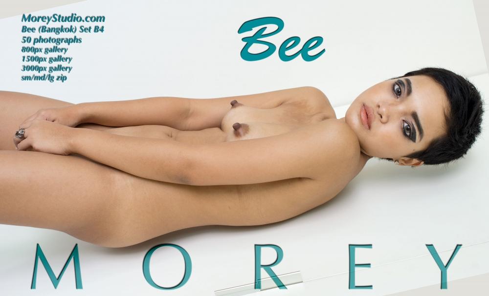 Le modèle nu Bee exhibe son corps nu
 #60622264
