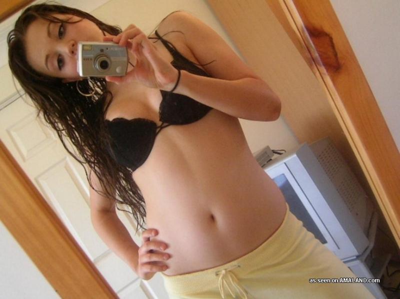 Freche nicht-nackte Freundin posiert sexy vor der Cam
 #60657863
