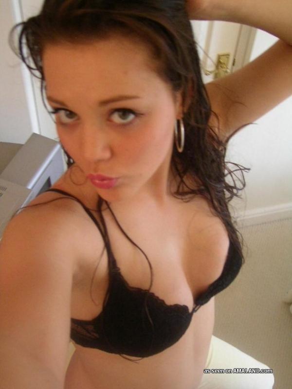 Freche nicht-nackte Freundin posiert sexy vor der Cam
 #60657875