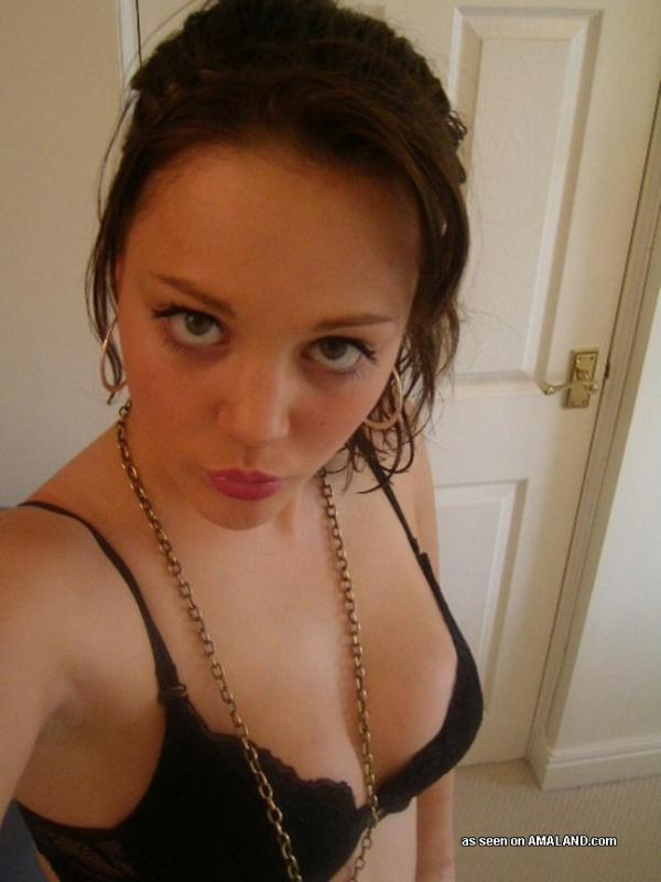 Freche nicht-nackte Freundin posiert sexy vor der Cam
 #60657890