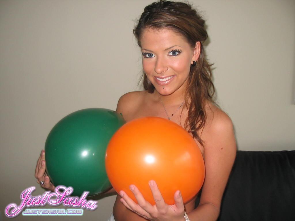 Fotos de la joven Just Sasha jugando con globos
 #55823371