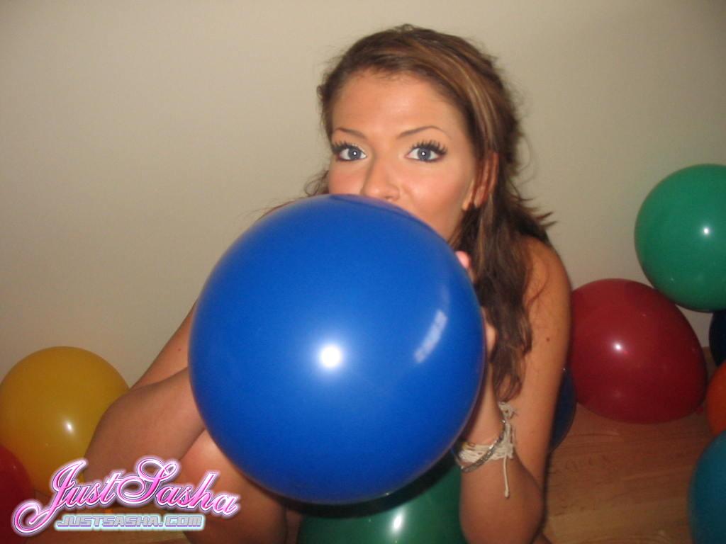 Fotos de la joven Just Sasha jugando con globos
 #55823591