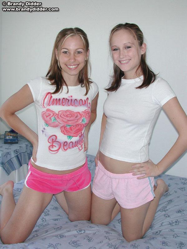 Brandy und Stacy zeigen ihre Körper im Bett
 #53483368