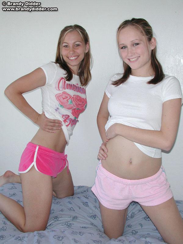 Brandy und Stacy zeigen ihre Körper im Bett
 #53483768
