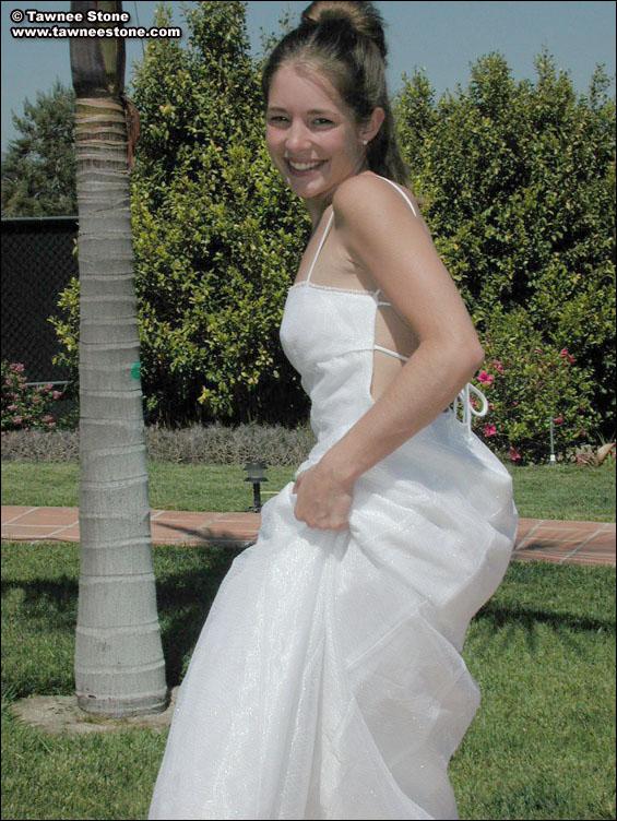 Foto di tawnee pietra lampeggiante nel suo abito da sposa
 #60060624