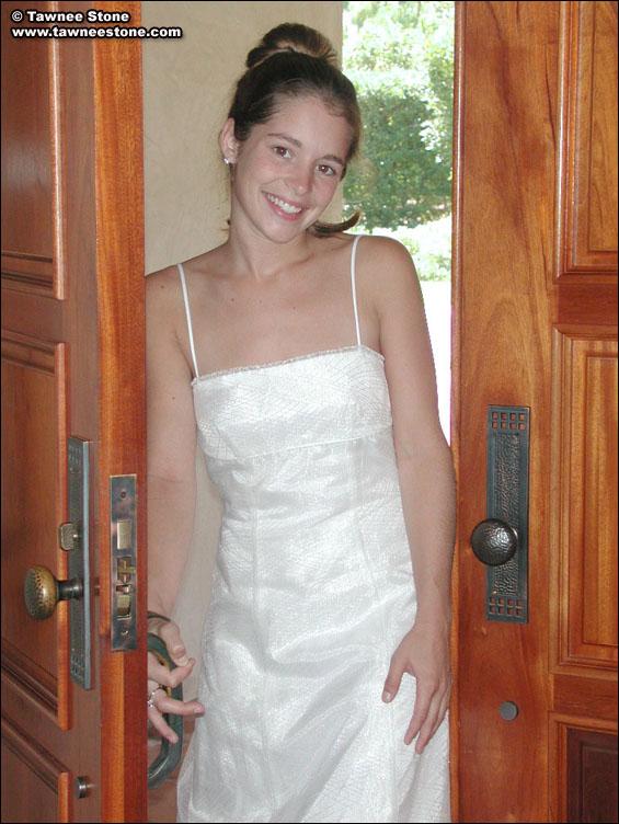 Fotos de Tawnee Stone enseñando las tetas en su vestido de novia
 #60060643