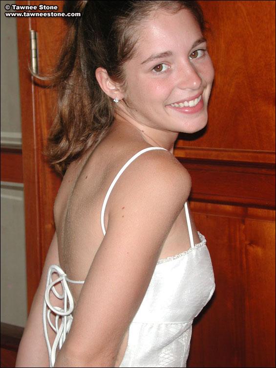 Photos de Tawnee Stone exhibant ses seins dans sa robe de mariée
 #60060660