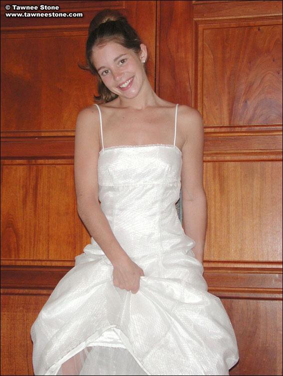Fotos de Tawnee Stone enseñando las tetas en su vestido de novia
 #60060677