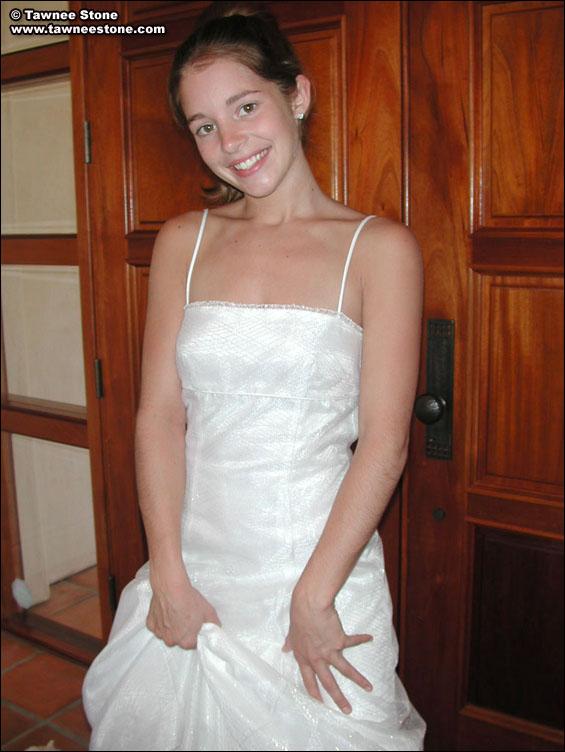 Foto di tawnee pietra lampeggiante nel suo abito da sposa
 #60060685