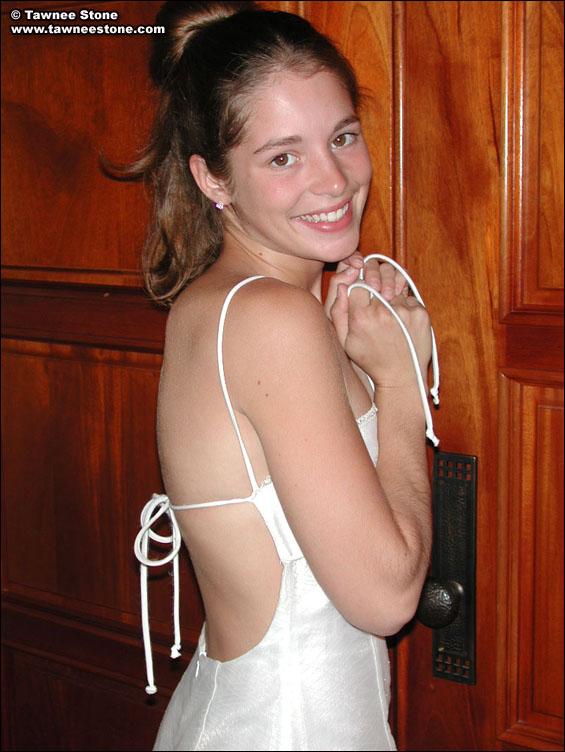 Fotos de Tawnee Stone enseñando las tetas en su vestido de novia
 #60060709