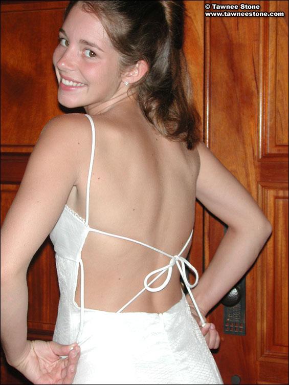 Fotos de Tawnee Stone enseñando las tetas en su vestido de novia
 #60060717