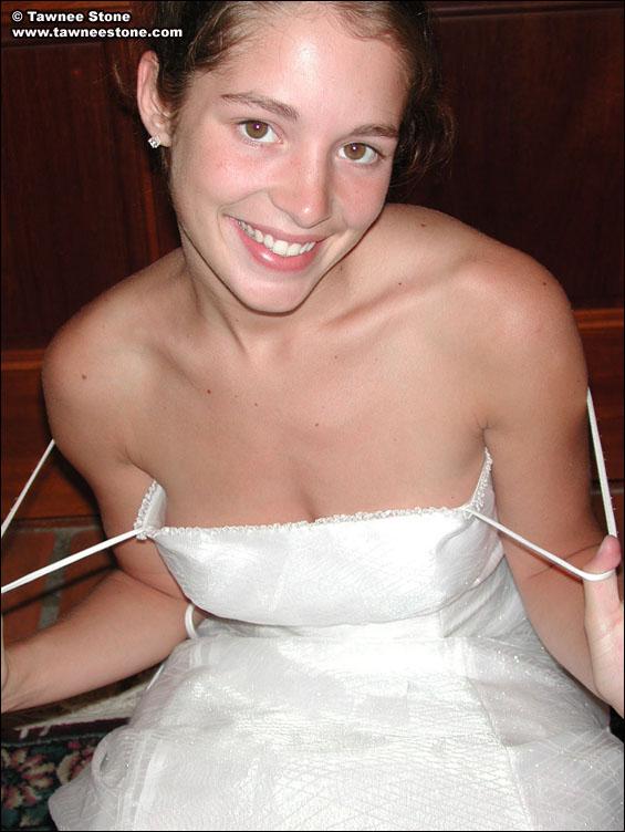 Fotos de Tawnee Stone enseñando las tetas en su vestido de novia
 #60060745