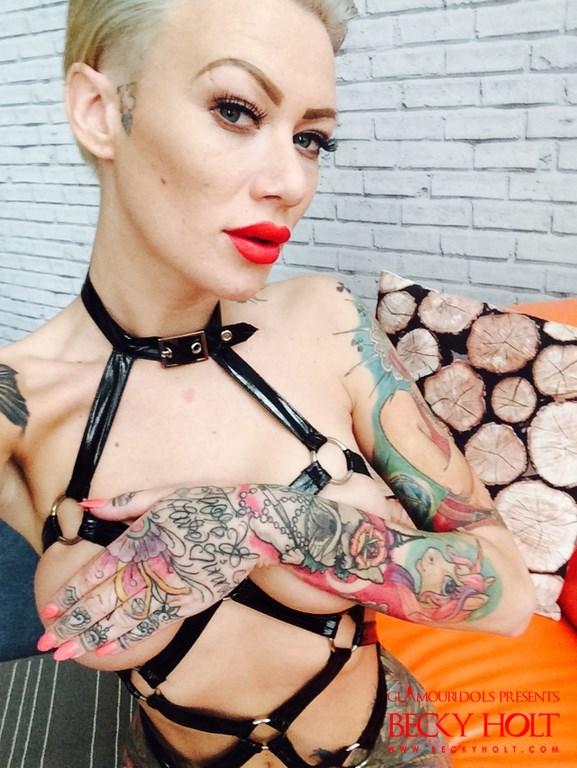 Punk babe becky holt zeigt ihren tätowierten Körper in Lederriemen
 #53418967