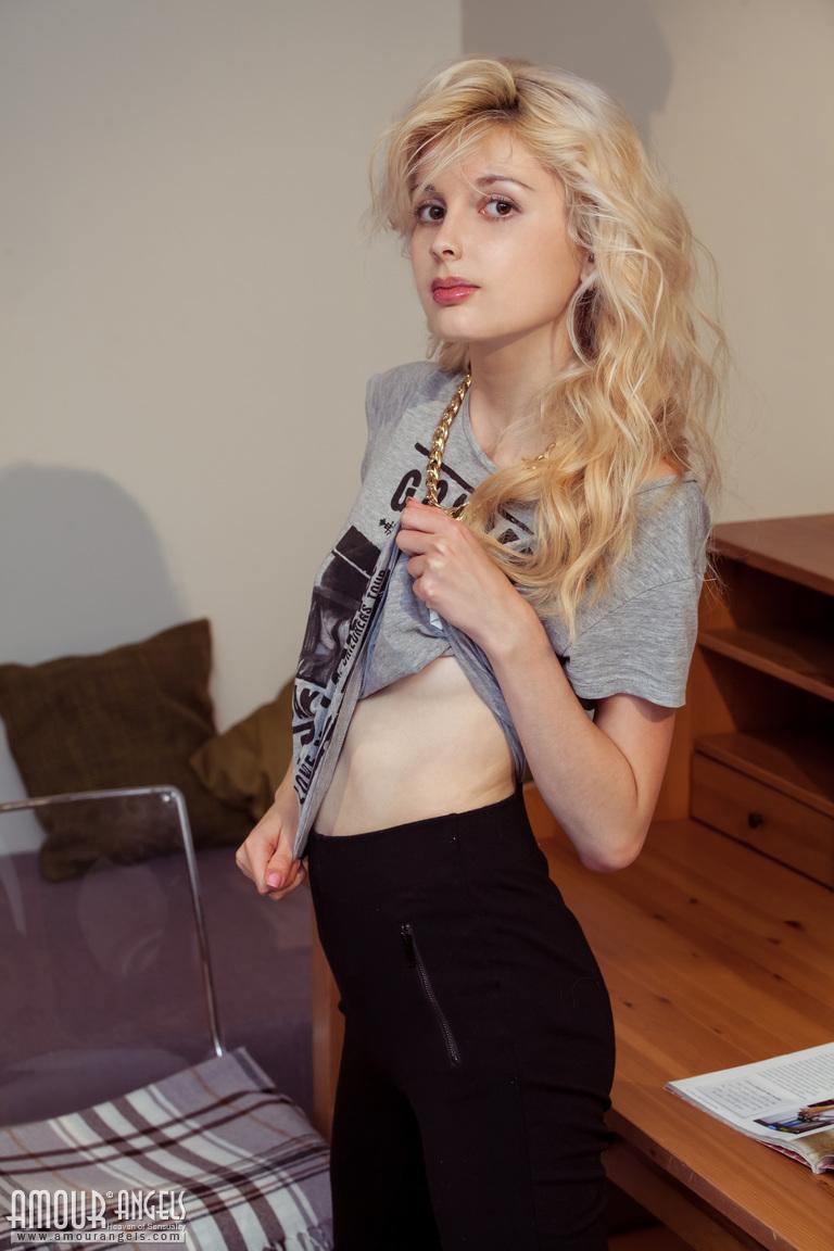 La jeune blonde Angelik vous donne son corps nu et serré à la maison.
 #60235593