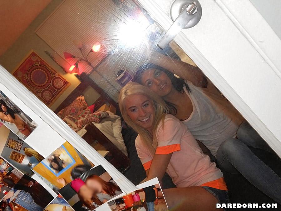 Hot Teen gefickt hart in der College-Schlafsaal Zimmer Bett, während ihr Freund Filme
 #60338322
