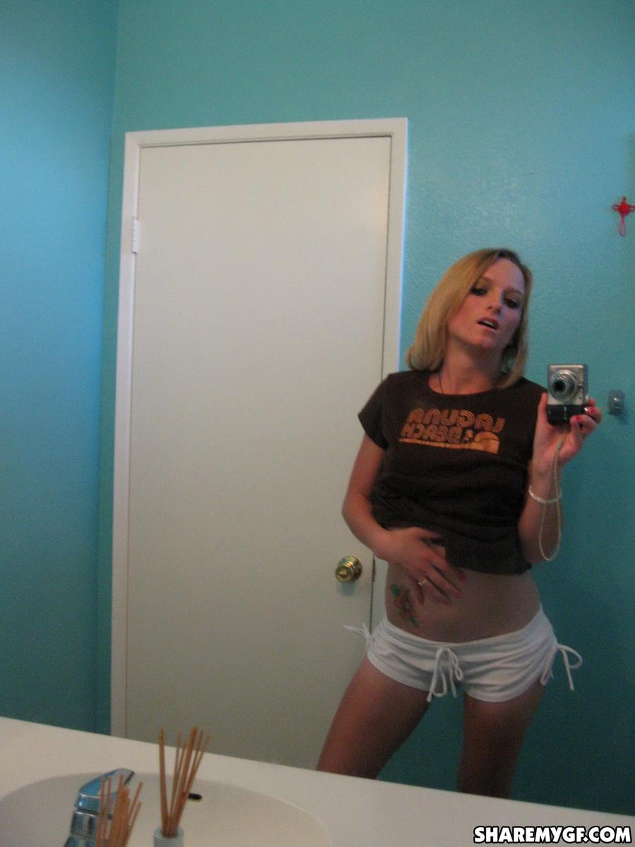 Heiße blonde Studentin macht einige Selfies von ihrem nackten Körper im Badezimmer
 #60796327