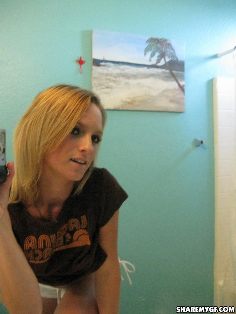 Heiße blonde Studentin macht einige Selfies von ihrem nackten Körper im Badezimmer
 #60796349