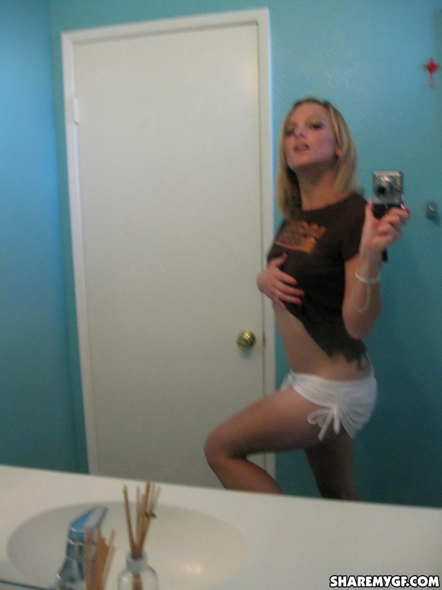 Heiße blonde Studentin macht einige Selfies von ihrem nackten Körper im Badezimmer
 #60796356