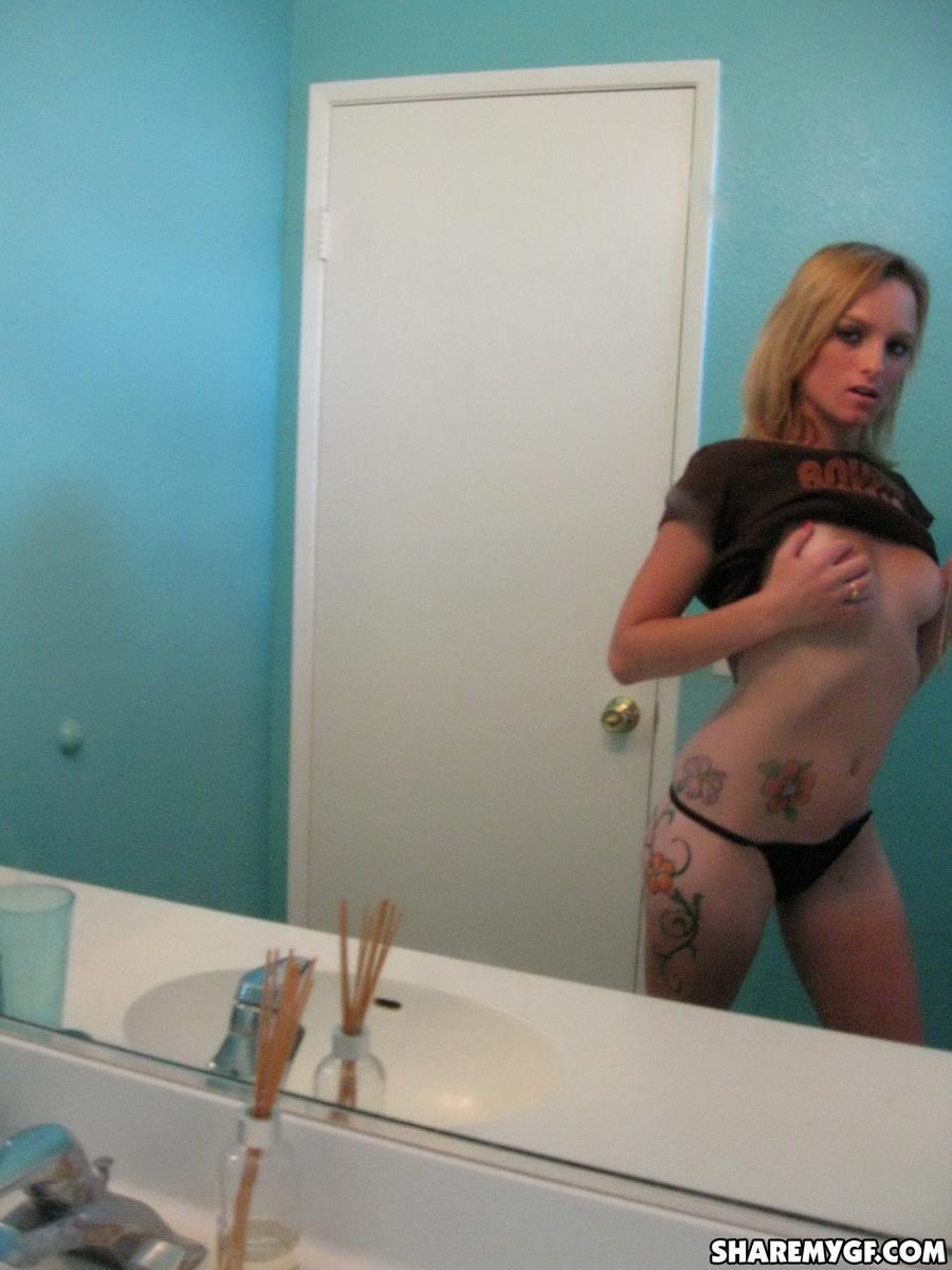 Heiße blonde Studentin macht einige Selfies von ihrem nackten Körper im Badezimmer
 #60796422