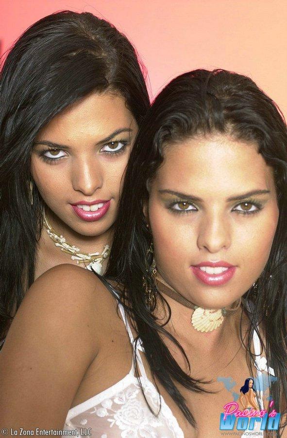Photos de deux jumelles espagnoles en train d'enlever leur lingerie pour dévoiler leurs jolis seins. #60740590
