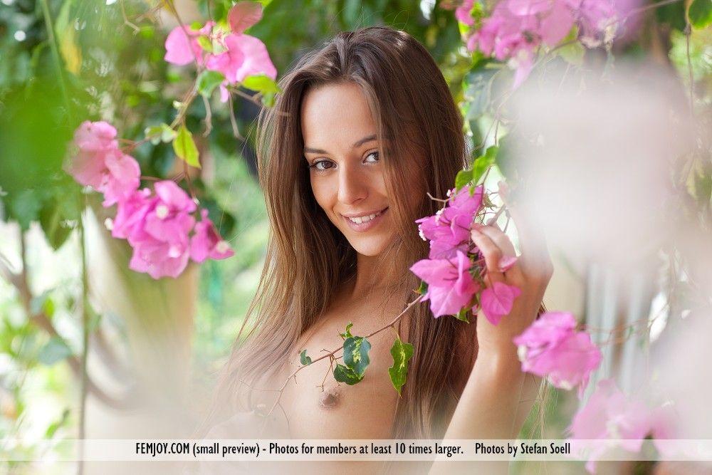 Immagini di un'adorabile brunetta completamente nuda per te
 #60418152
