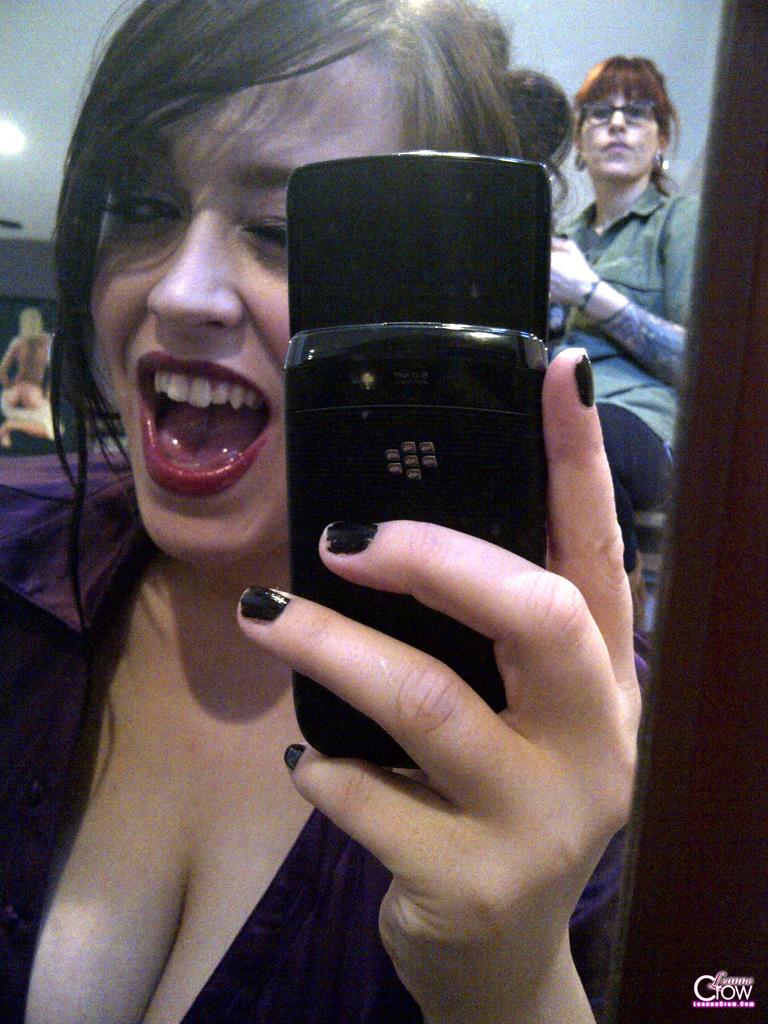 Leanne Crow partage des selfies de ses énormes seins.
 #58873602