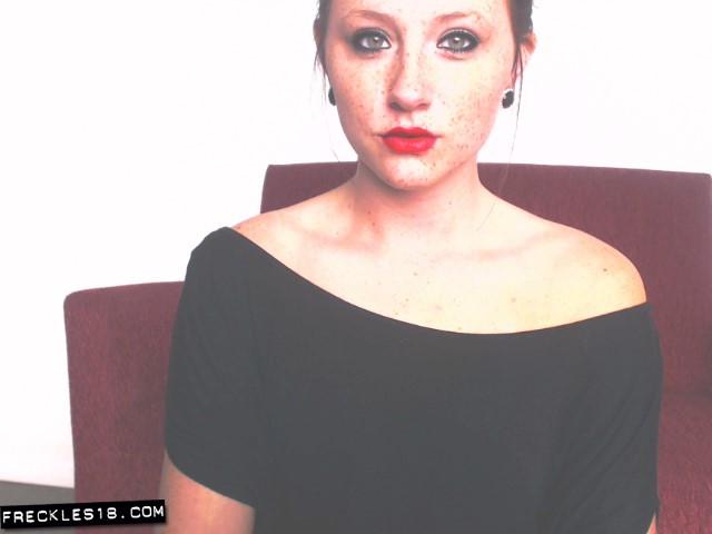 Freckles 18 zeigt ihre sexy roten Lippen und ihren heißen Körper
 #54411162