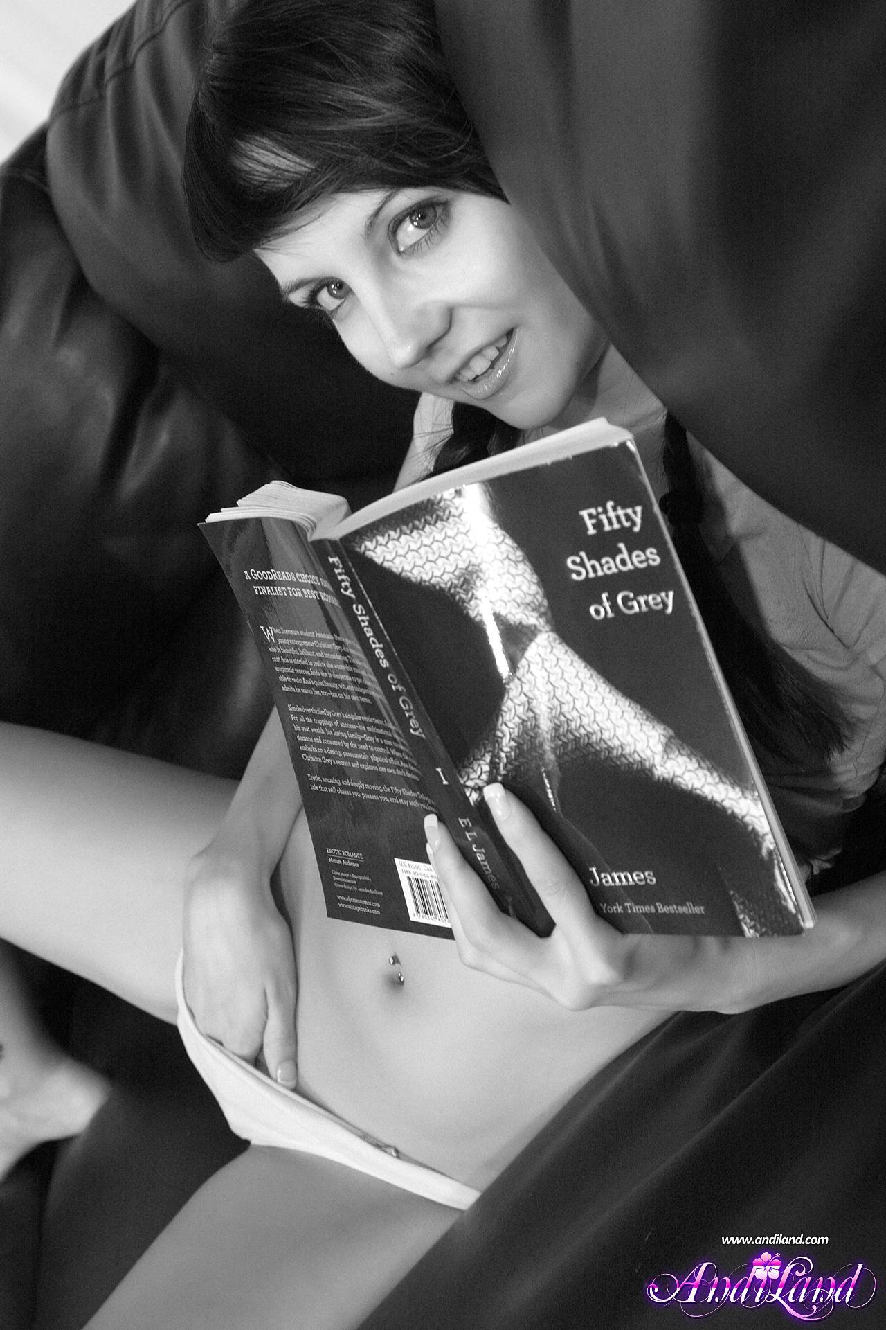 Immagini di andi masturbarsi sul divano in bianco e nero
 #53142571