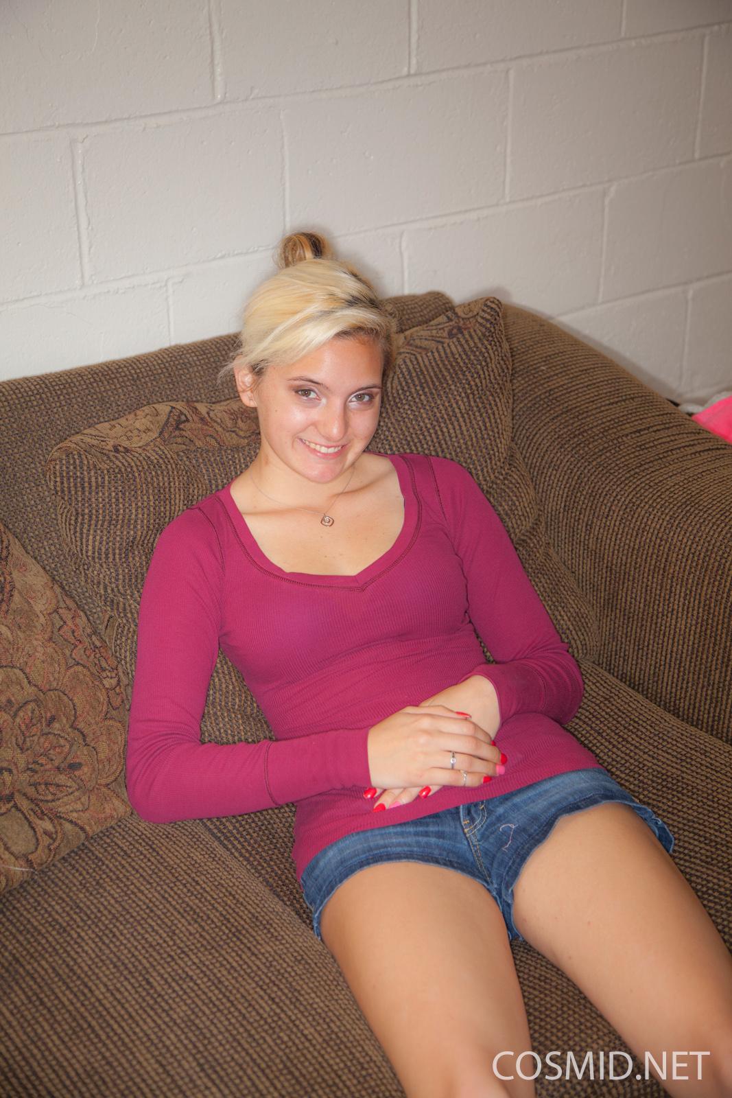 Blonde hottie desiree zeigt ihren heißen Körper auf der Couch
 #60282257