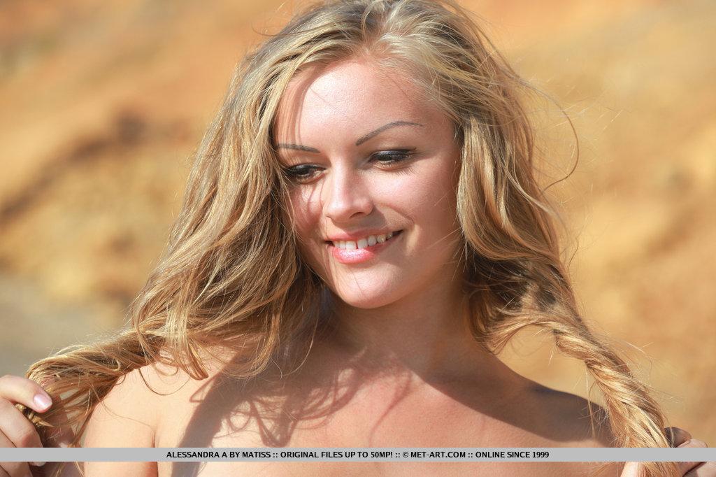 Photos de la beauté blonde alessandra a se dénudant sur une plage
 #52943399