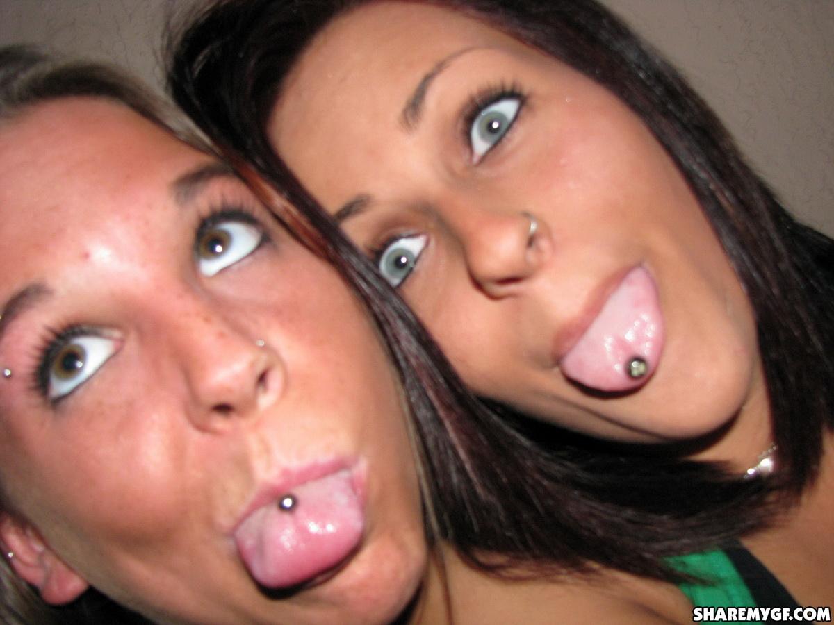 Due ragazze sexy vanno in vacanza e condividono le loro foto birichine
 #59879045
