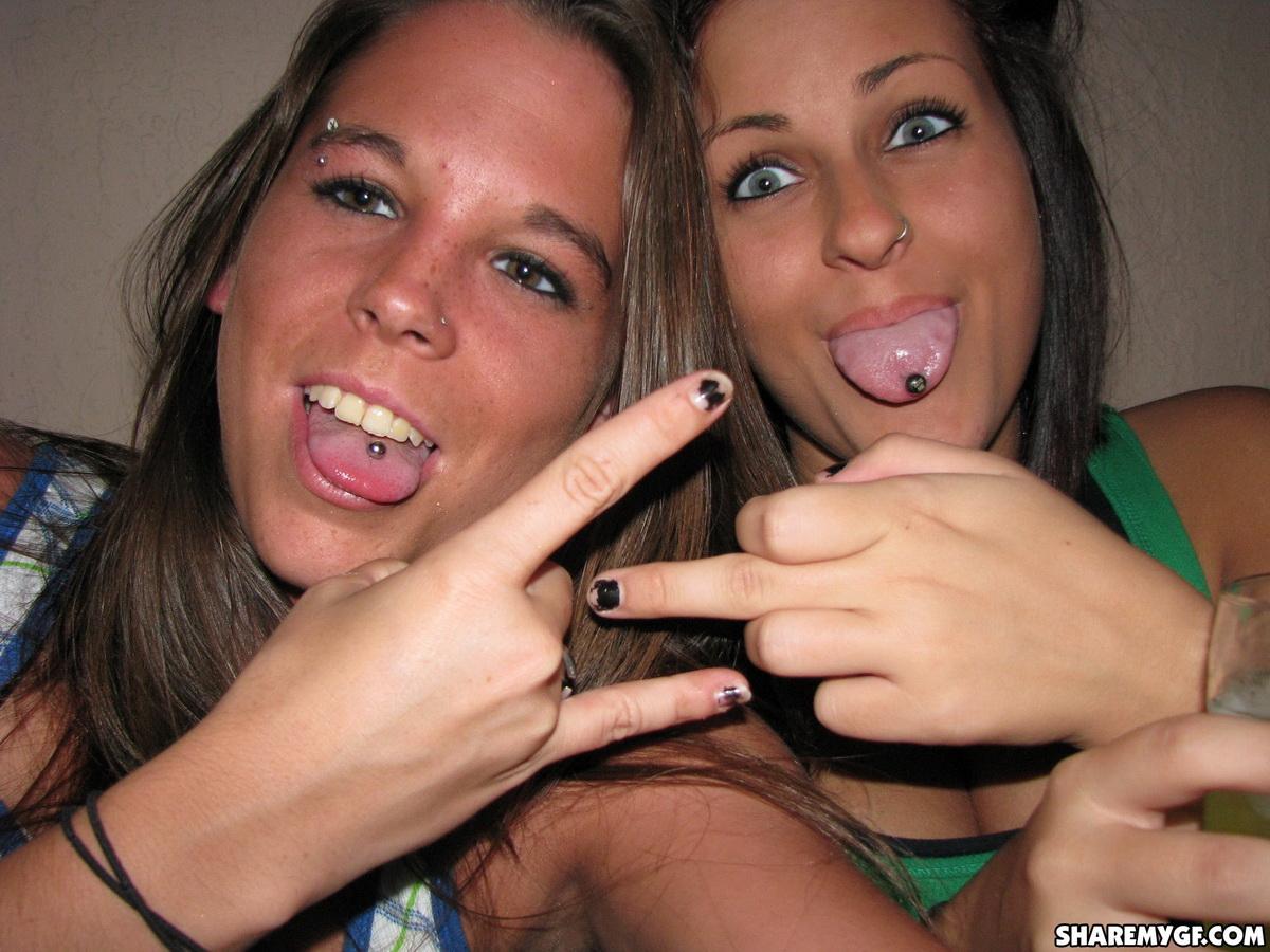 Due ragazze sexy vanno in vacanza e condividono le loro foto birichine
 #59879054