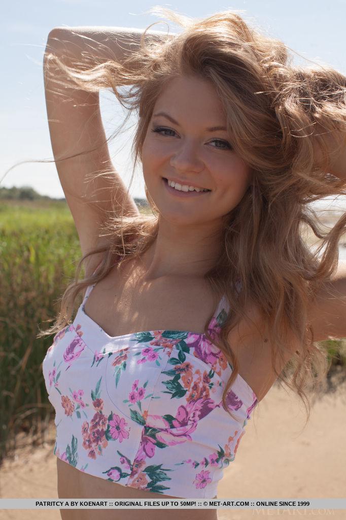 Blonde teen patritcy a wird nackt für Sie am Strand in "rosada"
 #59819039