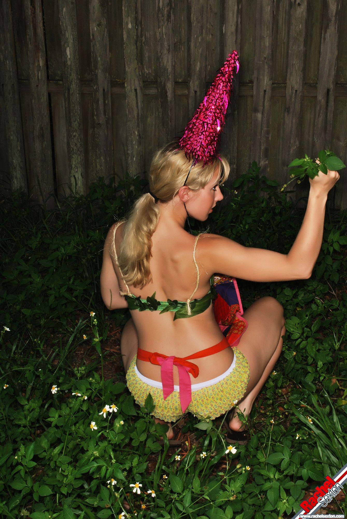 Photos de rachel sexton se mettant nue dans le jardin
 #59848643