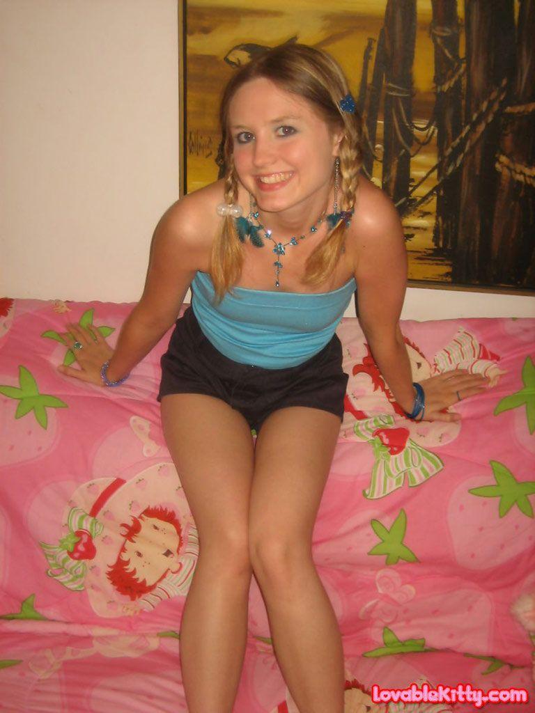 Bilder von liebenswertem Kätzchen, das mit ihrer Muschi spielt
 #58762764