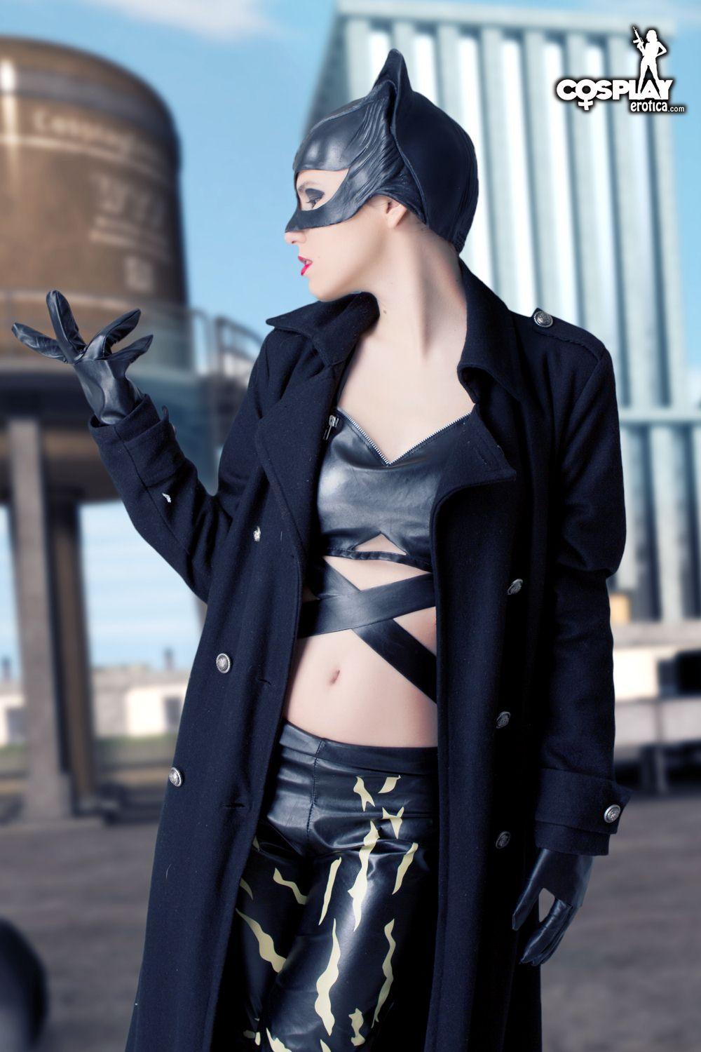 Sexy cosplayer cassie si veste come catwoman
 #53703977